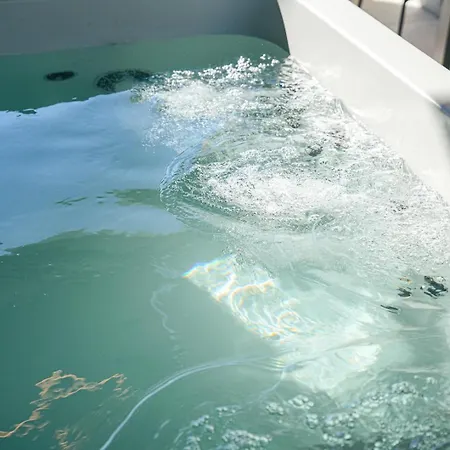 Апартамент Artion Jacuzzi *